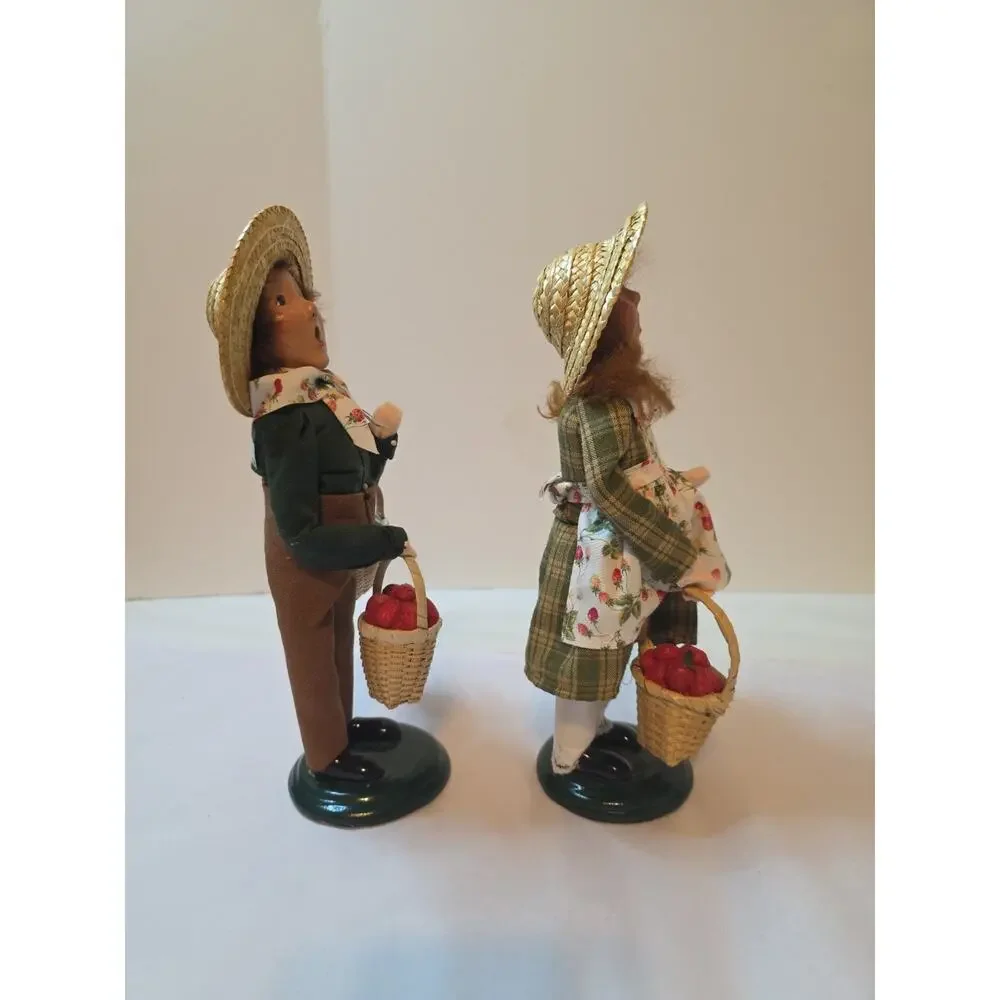 Byers Choice Caroler-Cries of London Girl And Boy Selling Strawberries (2010)
